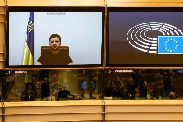 图为2022 年 3 月 1 日，在比利时布鲁塞尔举行的欧洲议会特别全体大会上，乌克兰总统泽连斯基（Volodymyr Zelensky）以在线方式发表了演讲。（图片来源：Thierry Monasse/Getty Images）