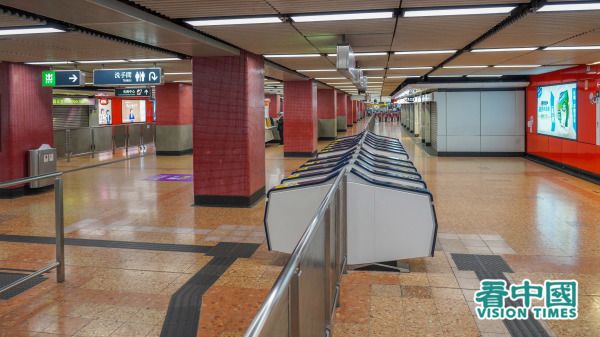 晚上8時許，旺角港鐵站內空無一人的景象，連很多香港人都未曾見過。（圖片來源：龐大衛/看中國）