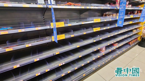 香港傳出快將封城強制檢測，超級市場內的貨架被搶購一空。（圖片來源：龐大衛/看中國）