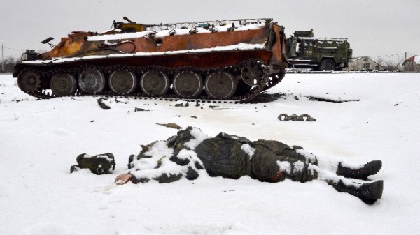俄罗斯军队发动对乌克兰军事侵略的两天后，一名俄罗斯军人的尸体躺在乌克兰哈尔科夫郊区路边被摧毁的俄罗斯军车旁。