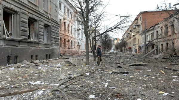 2022年3月7日，在乌克兰第二大城市哈尔科夫，一名行人在炮击后的街道碎片中行走。