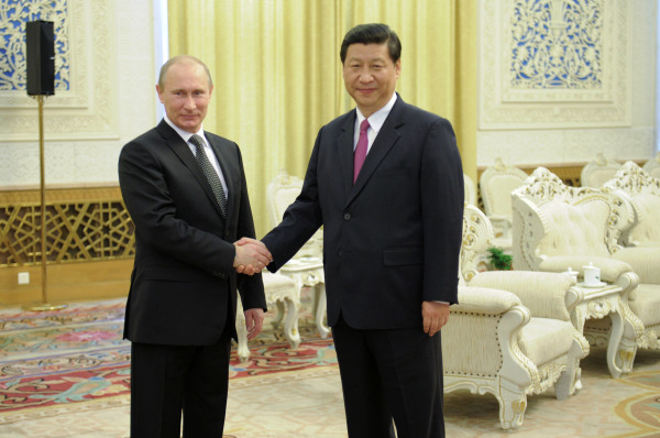 2012年6月6日，俄羅斯總統普京（左）和中國國家主席習近平（右）在北京會晤。