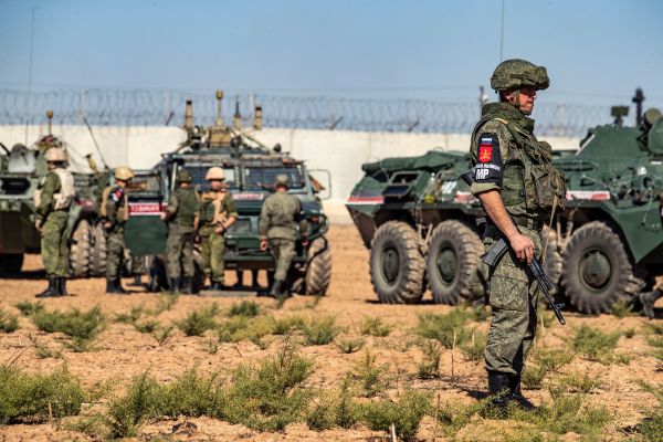 2019 年 11 月 11 日，俄罗斯宪兵在叙利亚东北部哈塞克省的达尔巴西亚镇附近沿叙利亚-土耳其边境参加土耳其-俄罗斯军队联合巡逻。