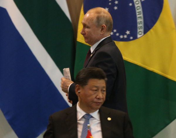 俄罗斯总统普京和中国国家主席习近平出席金砖国家领导人巴西利亚会晤。