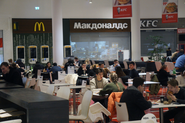 圖為2022 年 3 月 15 日，俄羅斯莫斯科，人們在一家購物中心的美食廣場裡用餐，這裡的麥當勞（McDonald's）和肯德基（KFC）已經不再營業了。由於美國和歐盟對俄羅斯入侵烏克蘭的經濟制裁，麥當勞關閉了在俄羅斯的所有餐廳，肯德基也暫停了對俄羅斯的任何投資。（圖片來源：Konstantin Zavrazhin/Getty Images）