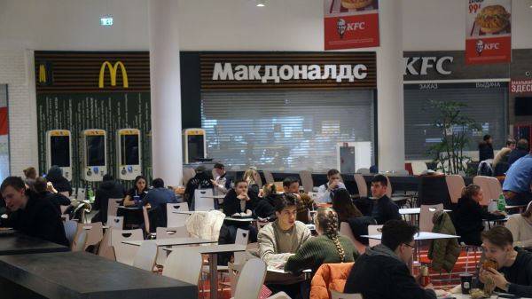 圖為2022 年3月15日，俄羅斯莫斯科，人們在一家購物中心的美食廣場裡用餐，這裡的麥當勞（McDonald&9;s）和肯德基（KFC）已經不再營業了。