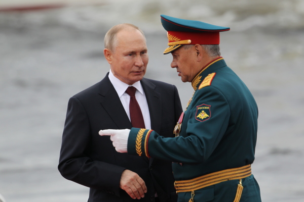 2021年7月25日，俄羅斯海軍日閱兵式上，普京與國防部長紹伊古交談。