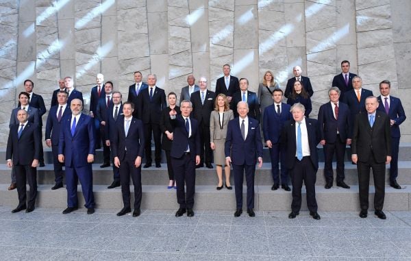 2022年3月24日，北約緊急峰會在比利時布魯塞爾召開，北約成員國的各國領導人們在會議前合影，前排中間者是北約秘書長延斯·斯托爾滕貝格（Jens Stoltenberg），前排右三者是美國總統拜登。（圖片來源：JOHN THYS/AFP via Getty Images）