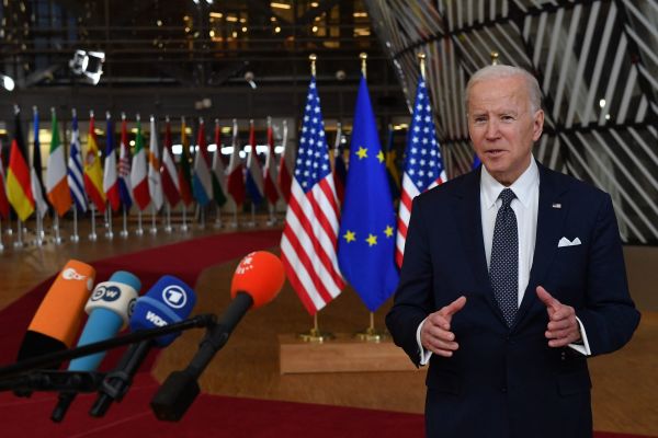 图为2022年3月 24 日，美国总统乔・拜登（Joe Biden）抵达比利时布鲁塞尔欧盟（EU）总部参加欧盟紧急峰会时向媒体代表发表讲话。