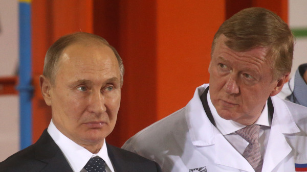 俄罗斯总统弗拉基米尔．普京（Vladimir Putin，左）在参观车里雅宾斯克轧管厂时听取了罗斯纳诺主席阿纳托利．丘拜斯（Anatoly Chubais）的汇报。