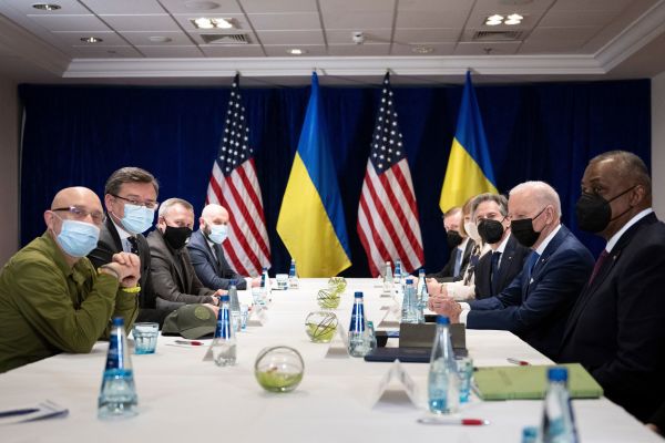 2022年3月26日，波兰华沙，美国总统拜登（右二）与美国国务卿安东尼・布林肯 （Antony Blinken，右三）和美国国防部长劳埃德・奥斯汀（Lloyd Austin，右一）与乌克兰外交部长德米特罗・库莱巴（Dmytro Kuleba，左二）和乌克兰国防部长奥列克西・列兹尼科夫（Oleksii Reznikov，左一）就俄罗斯对乌克兰的入侵战争举行了会谈。（图片来源：BRENDAN SMIALOWSKI/AFP via Getty Images）