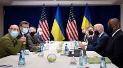 拜登在波兰会见乌克兰外长和国防部长(图)