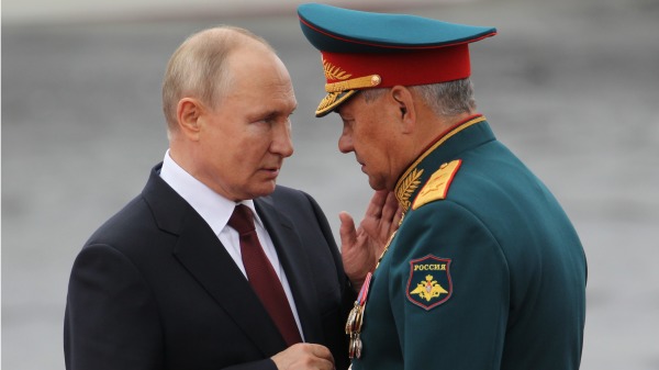 2021年7月25日，俄罗斯总统普京（左）于俄罗斯圣彼得堡举行的俄罗斯海军日阅兵式上与国防部长绍伊古（右）会谈