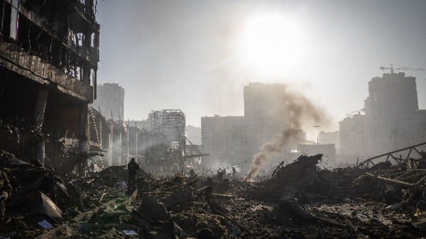 2022年3月21日，俄羅斯炮擊烏克蘭基輔購物中心後的現場。