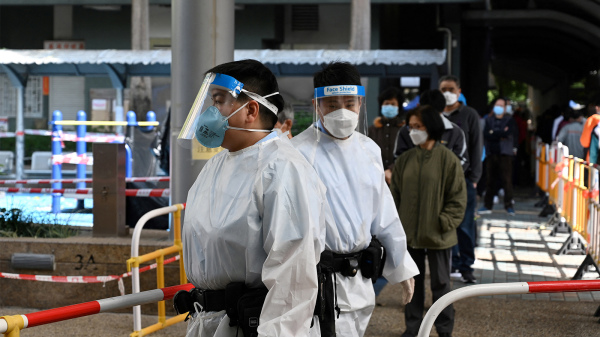 图为2022年初香港政府“清零”期间，围封葵涌邨，要求邨内居民进行病毒检测。（图片来源：Getty Images）