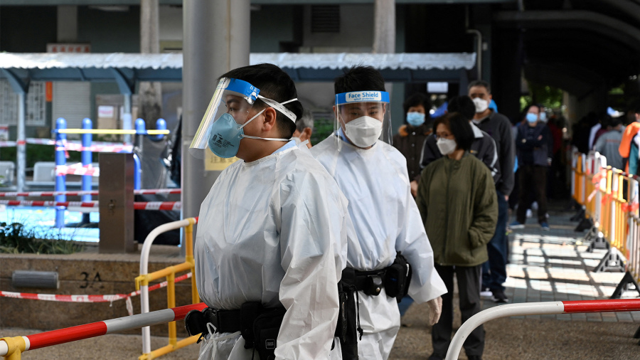 2022年1月27日，港府圍封葵涌邨進行強制病毒檢測。（圖片來源：Getty Images）
