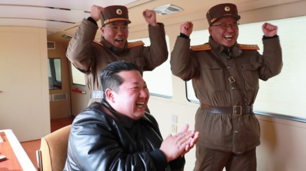 朝鮮領導人金正恩與部下歡呼