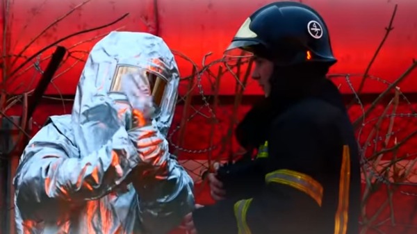3月26日夜间，俄军导弹袭击引起利沃夫油库大火，图为工作中的消防人员