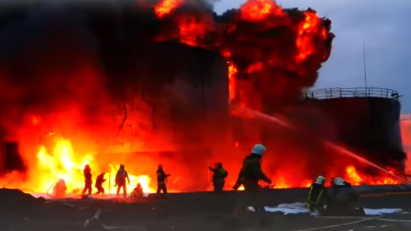 3月27日清晨，乌克兰消防人员奋战13小时终于把俄军导弹袭击引起的利沃夫油库大火控制住。