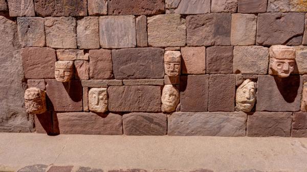 蒂瓦纳科的古代遗迹竟然有各个种族的头像。