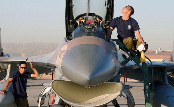 2003年紅旗演習中，以色列空軍機械師在進行F-16戰鬥機的起飛前檢查