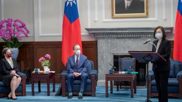 前美军参谋长联席会议主席马伦(中)2022年3月2日在台湾总统府会见蔡英文。