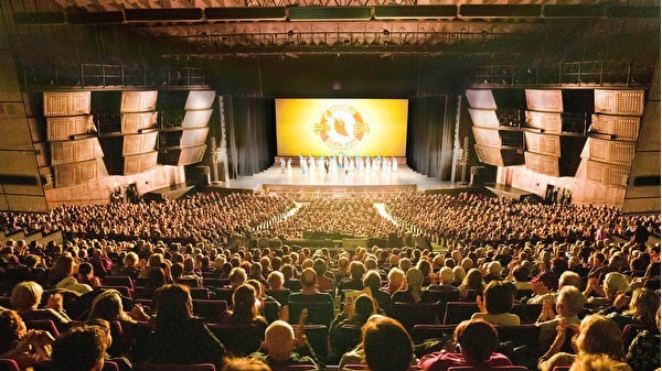 3月2日下午，神韵艺术团在巴黎会议中心（Palais des Congrès de Paris）的第二场演出，全场爆满。