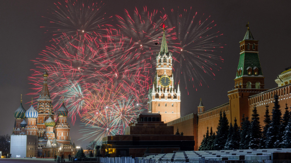 2022年1月1日，在莫斯科紅場舉行的慶祝活動，煙花照亮了克林姆林宮上空。（圖片來源：DIMITAR DILKOFFAFP via Getty Images）(16:9)