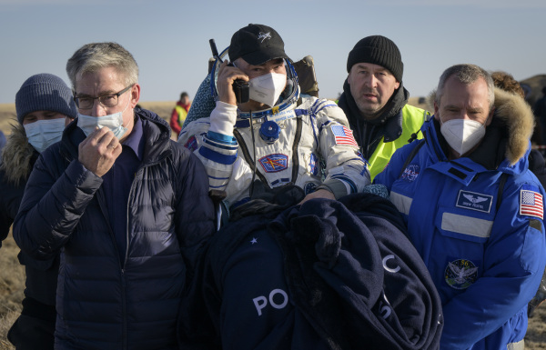 2022 年 3 月 30 日，一名美国宇航员和两名俄罗斯宇航员一同从国际空间站返回地球，他们的太空舱降落在哈萨克斯坦的一处偏僻的草原上。图为美国宇航局 （NASA）的宇航员马克・范德・海伊（Mark Vande Hei）被救援队抬出太空舱后的情景。范德・海伊创下了美国人在国际空间站停留355 天的最长记录。（图片来源：Bill Ingalls/NASA/Getty Images）