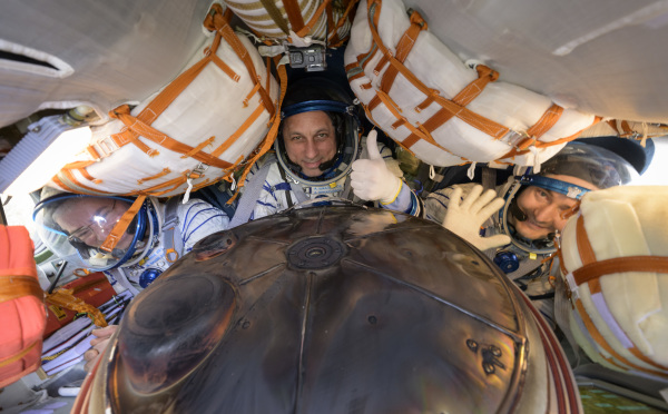 2022 年 3 月 30 日，一名美国宇航员和两名俄罗斯宇航员一同从国际空间站返回地球，他们的太空舱降落在哈萨克斯坦的一处偏僻的草原上。图为太空舱着陆后，这三名宇航员还在太空舱里的情景，从左至右分别是：美国NASA宇航员马克・范德・海伊（Mark Vande Hei），俄罗斯航天局的航天员安东・什卡普列罗夫（Anton Shkaplerov）和彼得・杜布罗夫（Pyotr Dubrov）。（图片来源：Bill Ingalls/NASA/Getty Images）