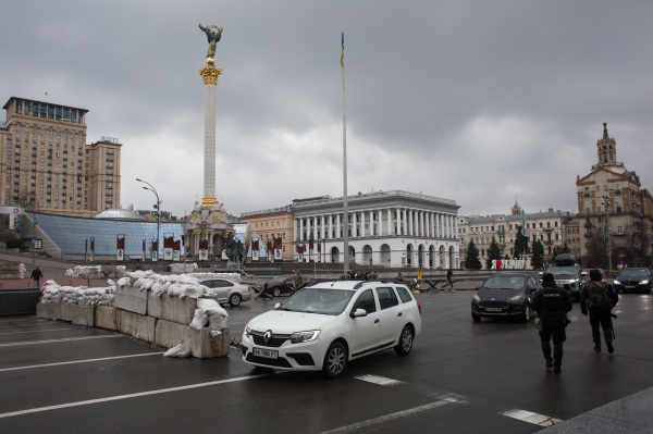 图为2022 年 3 月 30 日，乌克兰首都基辅阴云笼罩，一些车辆驶过基辅市中心独立广场的检查站。俄罗斯一天前宣布将“减少在基辅周围的军事行动”，但是一天后对基辅郊区又发动了新的袭击。（图片来源：Anastasia Vlasova/Getty Images）