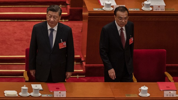 2022年3月11日，习近平（左）和李克强（右）参加全国人民代表大会的闭幕会议。(图片来源：Kevin Frayer/Getty Images)