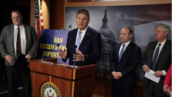 2022年3月3日，美国参议员曼钦联合其他17位两党参议员共同提出《禁止进口俄罗斯能源议案》。（图片来源：Alex Wong/Getty Images）