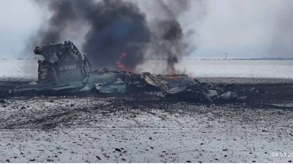 乌克兰军方贴出被击落的俄罗斯苏恺25战机。