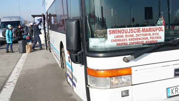 俄乌战争爆发后，马里乌波尔（Mariupol）民众准备乘坐开往波兰Swinoujscie的公共汽车离开乌克兰。