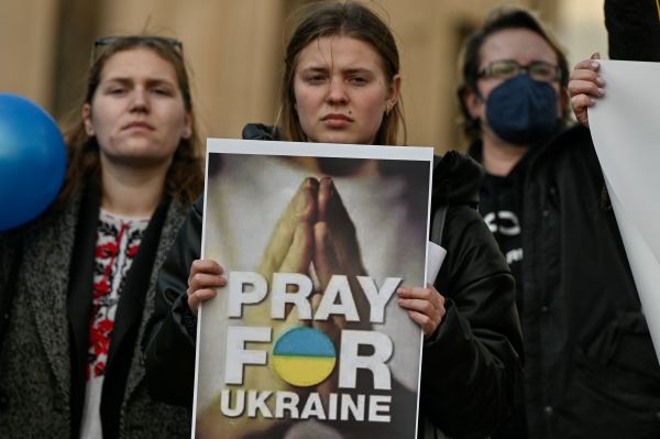2022年2月24日，俄羅斯對烏克蘭發動襲擊後，居住在希臘的烏克蘭人在雅典市舉著「為烏克蘭祈禱」的標語牌。