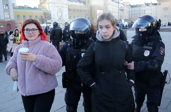 2022年3月6日，俄罗斯莫斯科中部举行的反对军事入侵乌克兰的未经批准的抗议集会上，俄罗斯警察拘留了2位女子。
