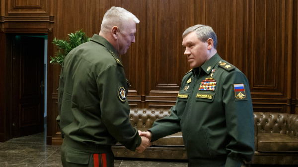 俄罗斯总参谋长格拉西莫夫（Gerasimov，右）和白俄罗斯总参谋总长古列维奇（Gulevich，左）在莫斯科讨论联合防御政策问题。