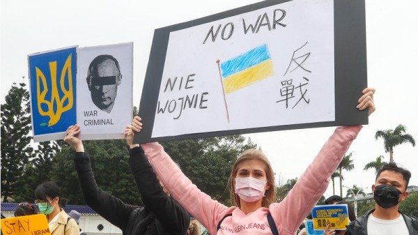 在台灣的烏克蘭人於台北市的自由廣場上，號召各國人民聲援烏克蘭