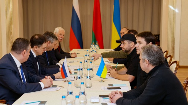 乌克兰和俄罗斯代表团成员在白俄罗斯谈判。
