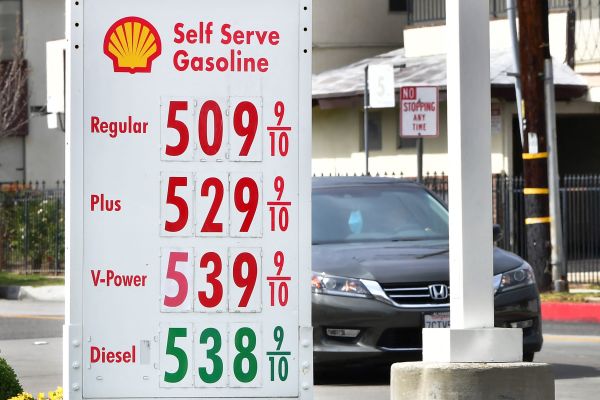 由于“绿色能源”政策，美国和欧洲的能源价格不断被推高，而俄罗斯对乌克兰的入侵战争令能源价格更加飙升。图为2022年3月4日美国加利福尼亚州洛杉矶的一个加油站的价格表，每加仑汽油已经超过5美元。（图片来源：FREDERIC J. BROWN/AFP via Getty Images）