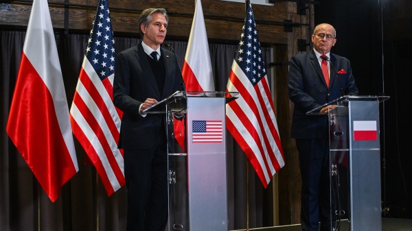 2022年3月5日，美國國務卿布林肯（右）和波蘭外長茲比格涅夫·勞（左）在波蘭熱舒夫的布里斯托爾酒店發表新聞聲明。 （圖片來源： Omar Marques/Getty Images）