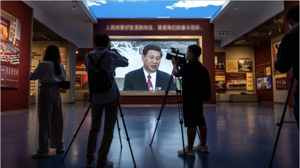 大屏幕上的中國國家主席習近平。（圖片來源：Kevin Frayer/Getty Images）