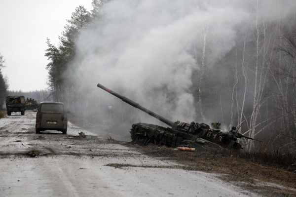 2022 年 2 月 26 日，在盧甘斯克地區的一條路邊，一輛被烏克蘭軍隊摧毀的俄羅斯坦克冒出濃煙。