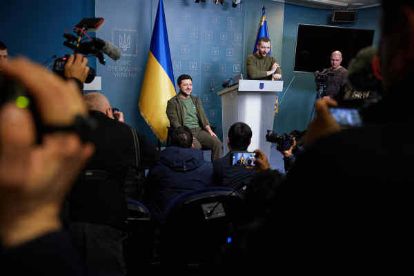 圖為2022年3月2日，烏克蘭總統澤連斯基（Volodymyr Zelenskyy）在基輔的總統府與國際媒體記者們舉行面對面的記者會。（圖片來源：烏克蘭總統官方網站）