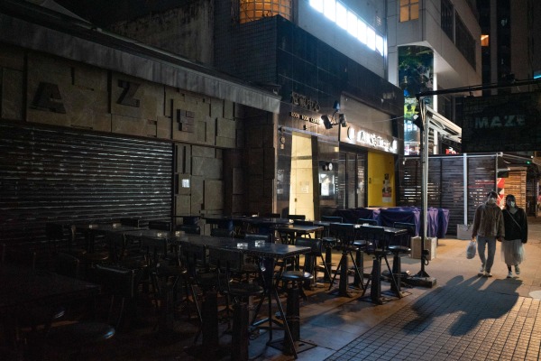 圖為疫情期間香港尖沙咀夜晚營業的酒吧、餐廳均停業，情況在疫情后也沒有好轉。（圖片來源：Getty Images）