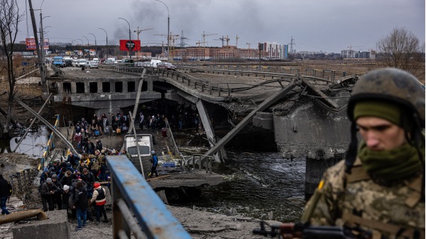 2022年3月7日，乌克兰首都基辅东北部的尔平居民在疏散的途中。 （图片来源：DIMITAR DILKOFF/AFP via Getty Images)