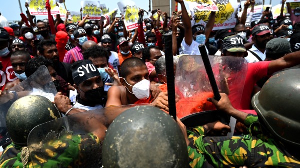 2022年3月18日，在斯里兰卡总统戈塔巴亚．拉贾派克萨 (Gotabaya Rajapaksa) 的海滨办公室外，员警试图阻止示威者。