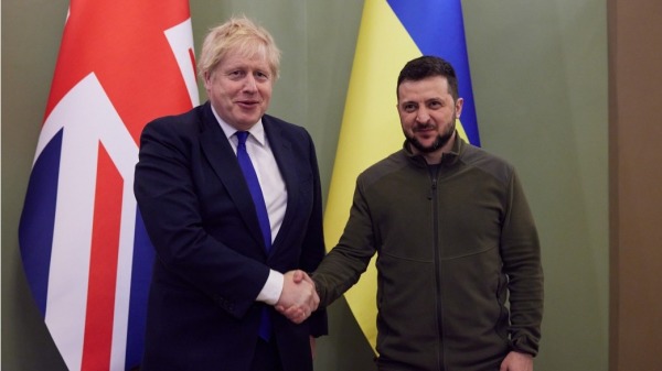 英國首相約翰遜（Johnson）前往基輔會晤烏克蘭總統澤連斯基（Zelenskyy）。