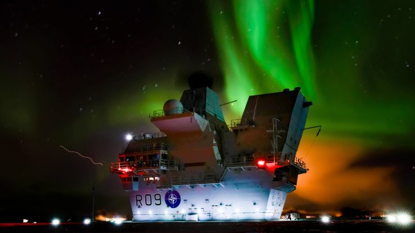 3月28日夜晚，「威爾士親王號」在挪威海岸航行時，看到了著名的北極光。